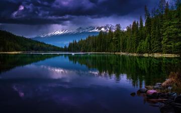 山脉树林湖泊风景